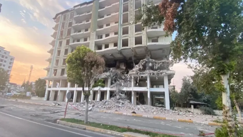 Adıyaman'da kolonları parçalanan bina güçlükle yıkıldı haberinin görseli