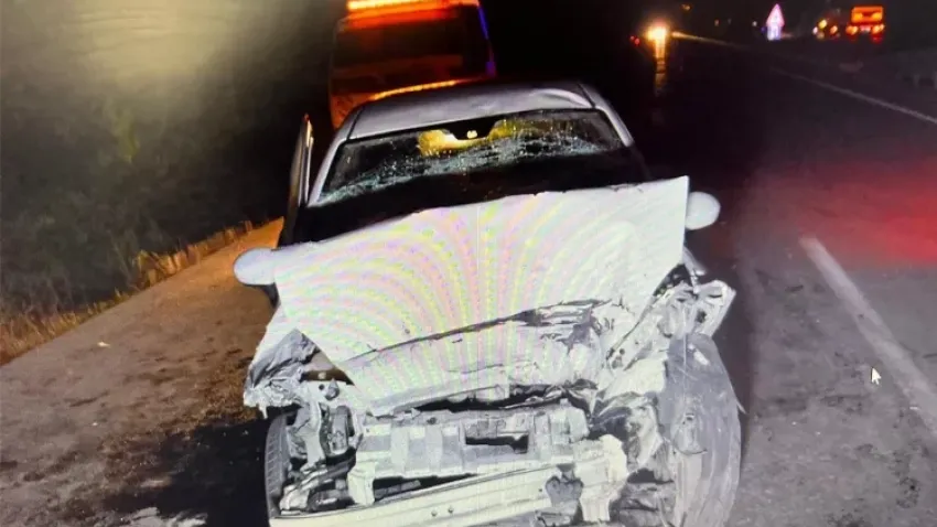 Afyon’da feci kaza! Otomobil sürücüsü tıra çarptı haberinin görseli