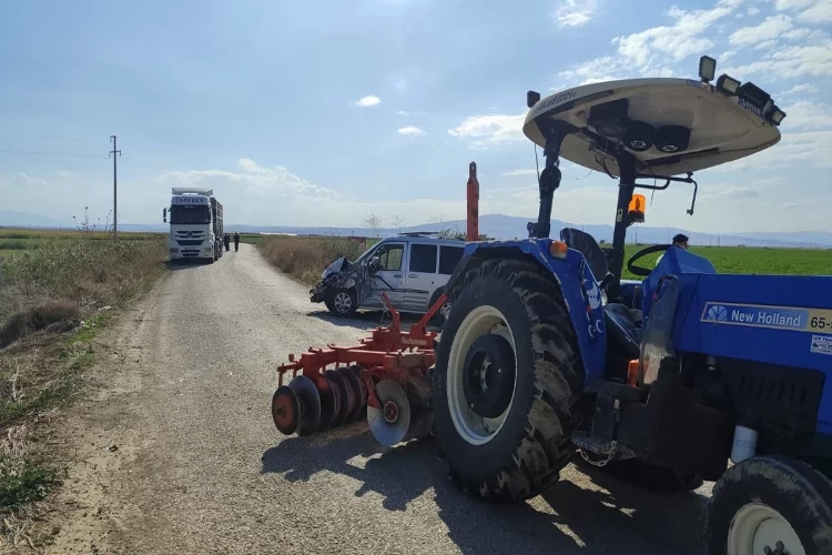 Afyon’da feci kaza: Hafif ticari araçla traktör çarpıştı haberinin görseli