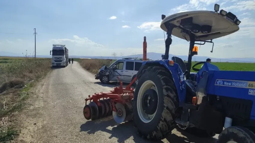 Afyon’da feci kaza: Hafif ticari araçla traktör çarpıştı haberinin görseli