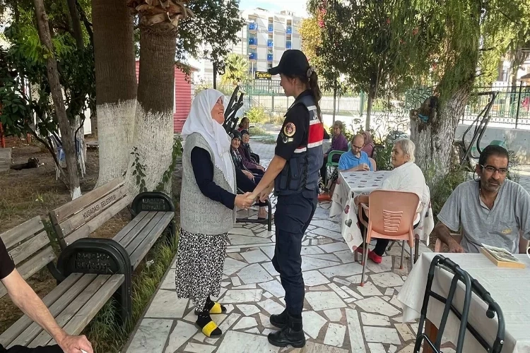 Aydın’da jandarma ekiplerinden 80 yaş üstü vatandaşlara ziyaret haberinin görseli