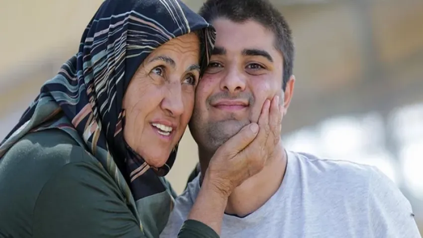 Süper babaanne, otizmli torununu hayata bağladı haberinin görseli