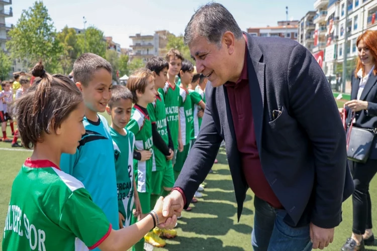 Başkan Tugay amatör spor kulüplerine destek verdi haberinin görseli