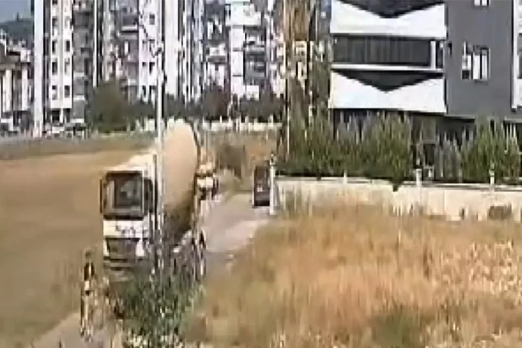 İzmir'de feci kaza: Anne ve çocuğu beton mikserinin altında kaldı haberinin görseli
