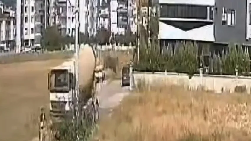 İzmir'de feci kaza: Anne ve çocuğu beton mikserinin altında kaldı