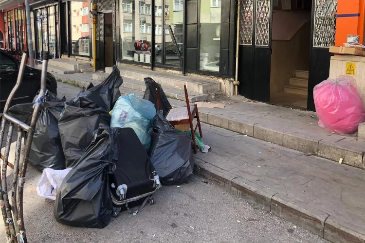 Erzurum’da binayı çöp alanına çevirdiler haberinin görseli