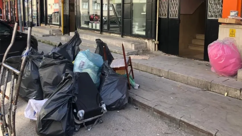 Erzurum’da binayı çöp alanına çevirdiler
