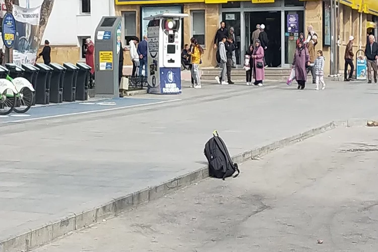 Cadde ortasında duran çanta polisi harekete geçirdi haberinin görseli