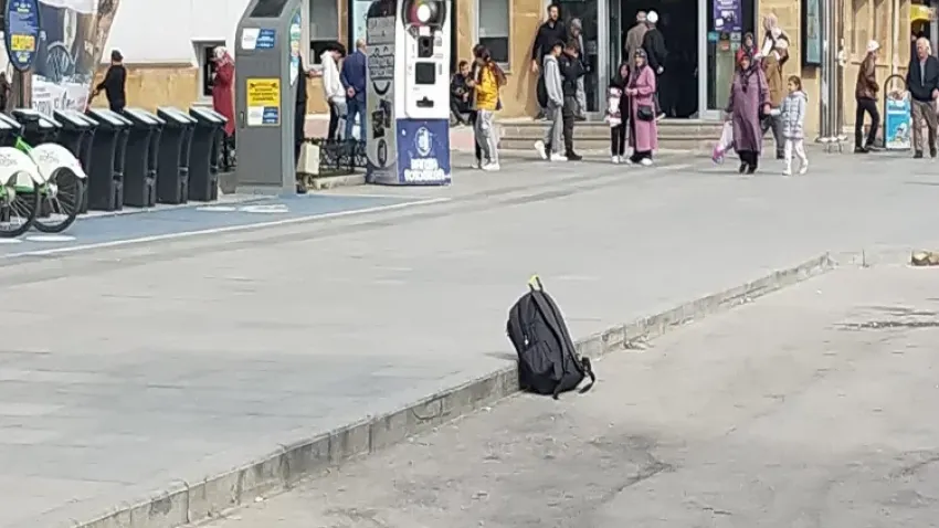 Cadde ortasında duran çanta polisi harekete geçirdi haberinin görseli