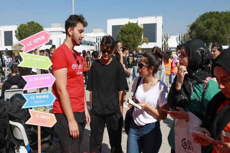DEÜ'de 'Takımını Sen Kur' spor şenliği haberinin görseli