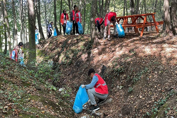 Düzce’de öğrenciler poşet poşet çöp topladı haberinin görseli