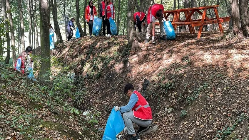 Düzce’de öğrenciler poşet poşet çöp topladı