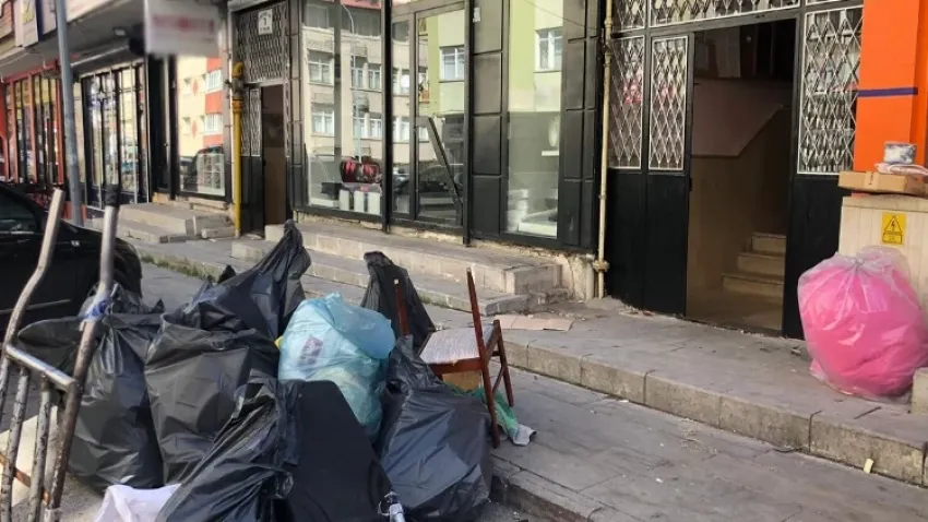 Erzurum’da binayı çöp alanına çevirdiler