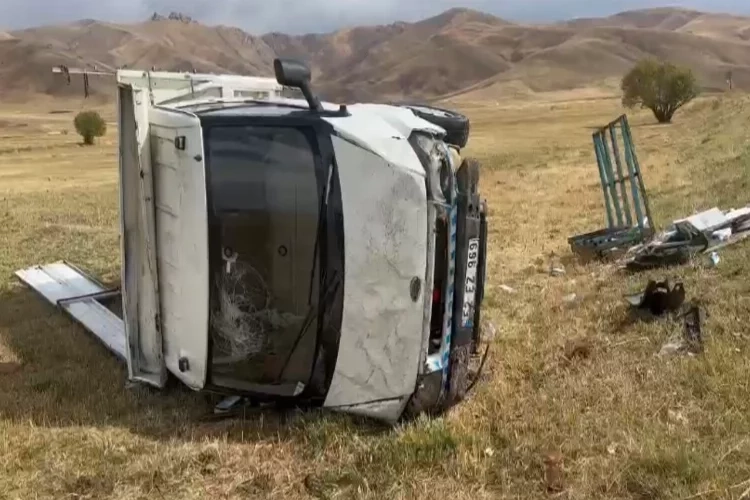 Hakkari’de kontrolden çıkan kamyonet takla attı haberinin görseli