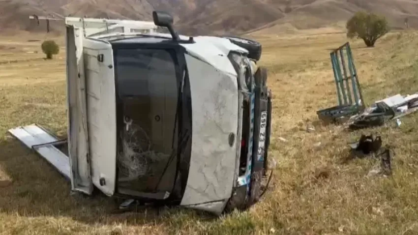 Hakkari’de kontrolden çıkan kamyonet takla attı haberinin görseli