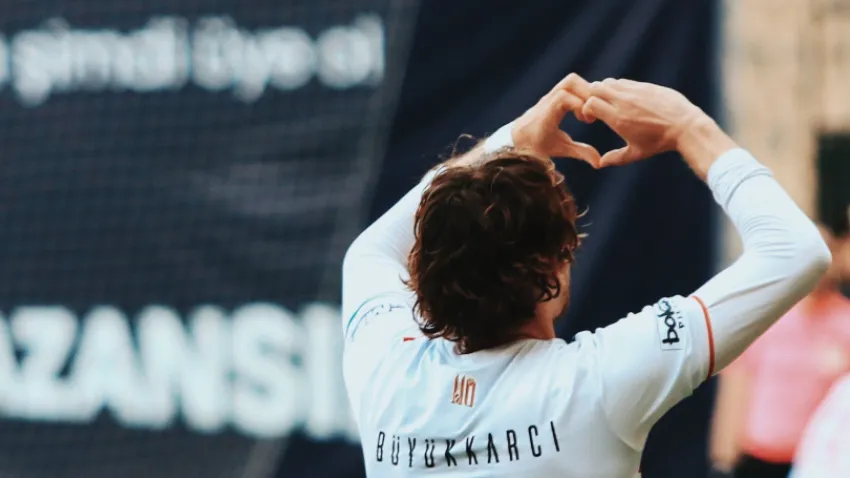 Karşıyaka forması giyen Fatih Taşdelen (2)