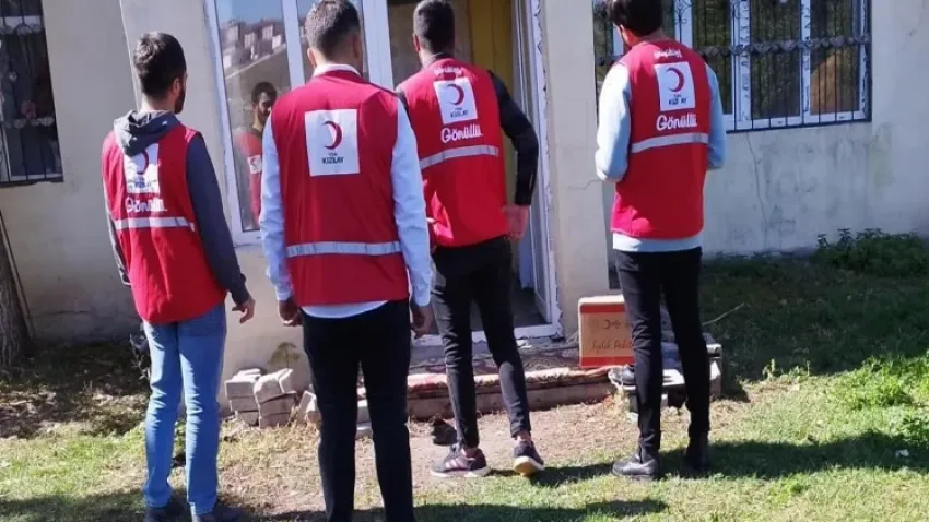 Kızılay Ağrı’da ihtiyaç sahiplerine ulaşmaya devam ediyor haberinin görseli