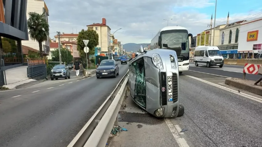 Kocaeli’de refüje çarpan otomobil yan yattı haberinin görseli