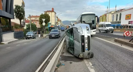 Kocaeli’de refüje çarpan otomobil yan yattı