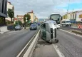 Kocaeli’de refüje çarpan otomobil yan yattı
