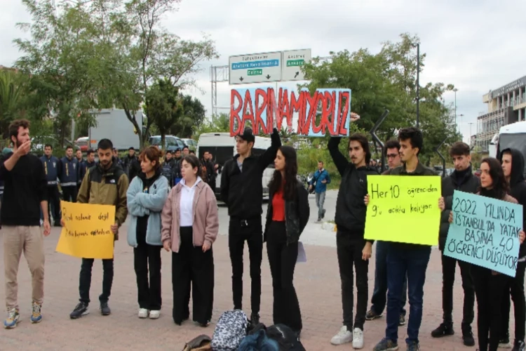Öğrenciler Bakanlığın kapısına dayandı! haberinin görseli