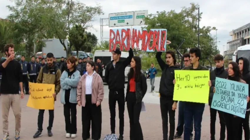 Öğrenciler Bakanlığın kapısına dayandı! haberinin görseli