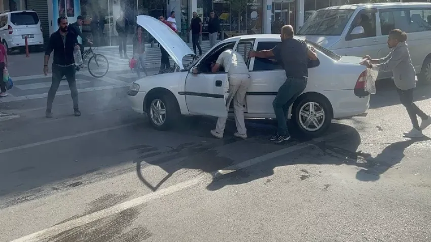 Seyir halinde yanan otomobili için vatandaşlar seferber oldu haberinin görseli