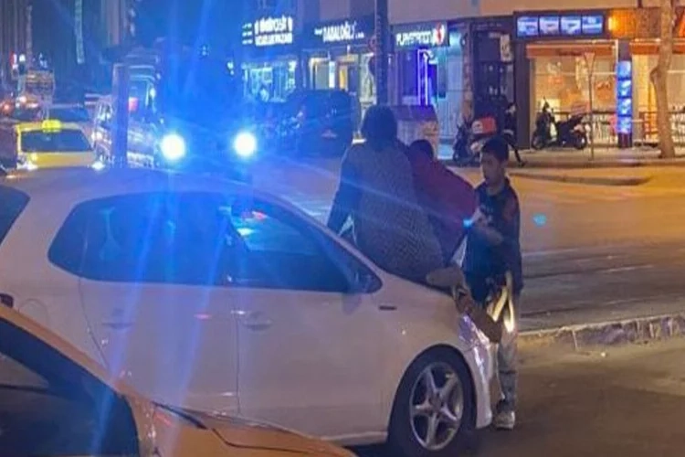 Sürücüden para alamayınca aracın üstüne çıktılar haberinin görseli