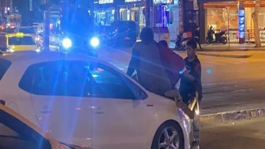 Sürücüden para alamayınca aracın üstüne çıktılar haberinin görseli