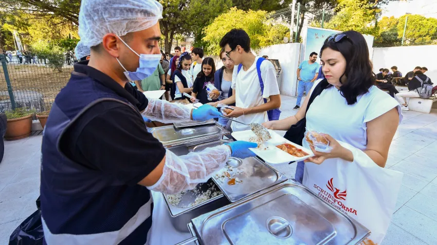 Üniversite öğrencilerine sıcak yemek (2)