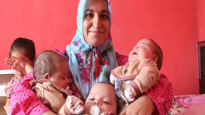 Depremzede aile üçüz bebekleriyle hayata tutundu