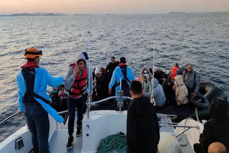 Yasadışı yollarla Yunanistan’a gitmek isteyen düzensiz göçmenler kurtarıldı haberinin görseli