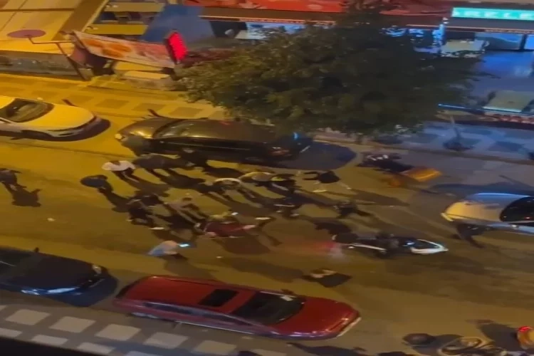 İstanbul'da sokak ortasında kavga: Ayırmakta güçlük çektiler haberinin görseli