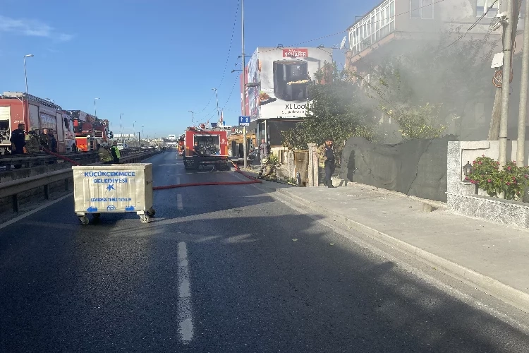 İstanbul'da yangın: Yol trafiğe kapandı haberinin görseli
