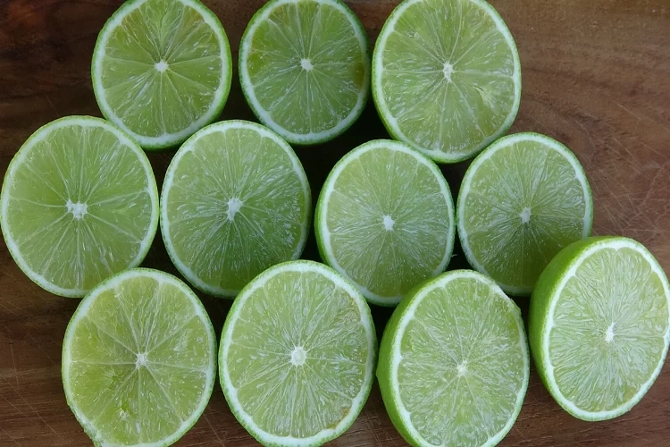 Yeşil limonun kilogramı 40 TL'nin üzerinde alıcı buluyor