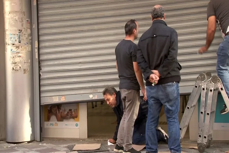 İstanbul'da PTT kapısı bozuldu... Vatandaş sürünerek girip çıktı haberinin görseli