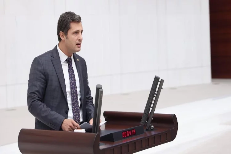 CHP’li Deniz Yücel: Çocukların okul saatinde camide olması kabul edilemez haberinin görseli
