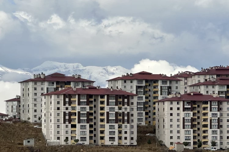 Hakkari'nin yüksek kesimlerine kış geldi haberinin görseli