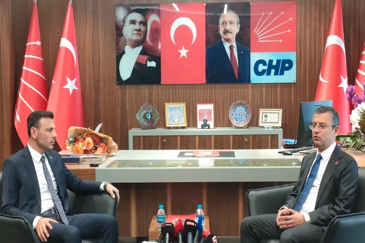 Özgür Özel CHP İl Başkanı Özgür Çelik’i tebrik etti