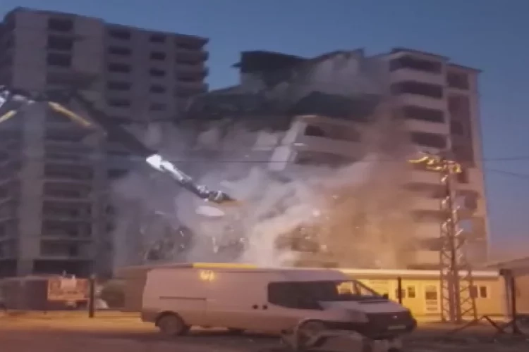 Hatay'da kepçe darbesi binanın yarısını yıktı haberinin görseli
