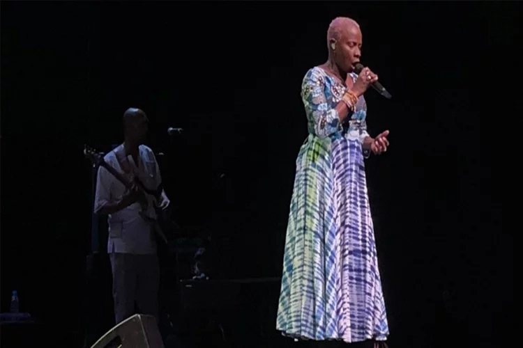 Angelique Kidjo, İstanbul'da konser verdi