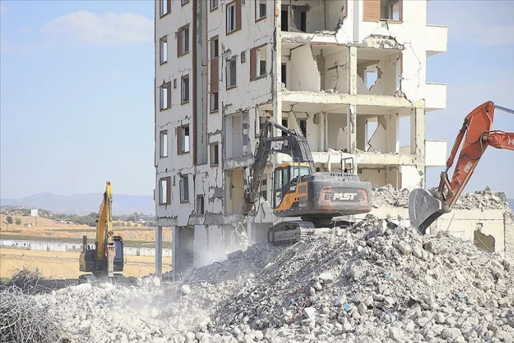 Kahramanmaraş'ta hasarlı binaların kontrollü yıkımı devam ediyor haberinin görseli