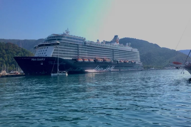 İsraile gidecek gemi Marmaris Limanı'na demir attı haberinin görseli