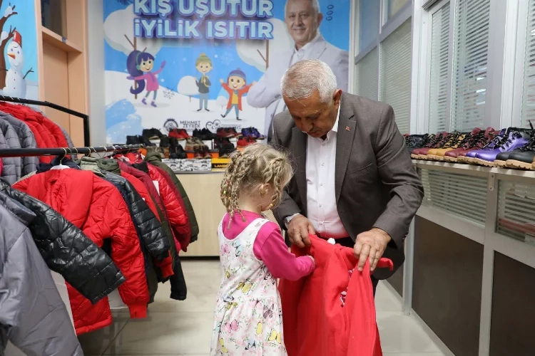 Afyonkarahisar'da ihtiyaç sahibi çocuklara kışlık yardım haberinin görseli