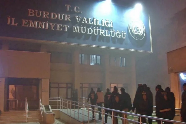 Burdur'da dolandırıcılar tutuklandı haberinin görseli