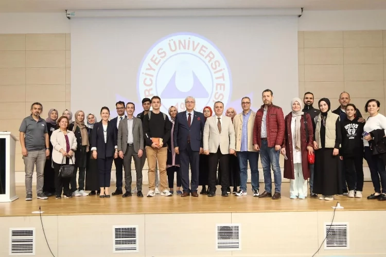 Prof. Dr. İsmail Hakkı Aydın, ERÜ öğrencileri ile bir arada