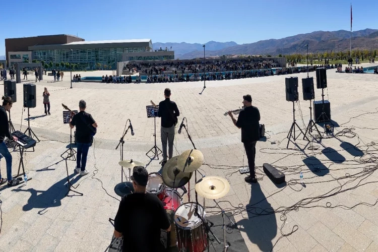 Erzincan’da pop müzik konseri verildi haberinin görseli