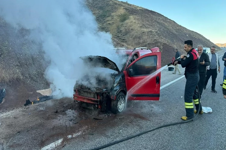 Erzincan’da seyir halindeki araç yandı haberinin görseli