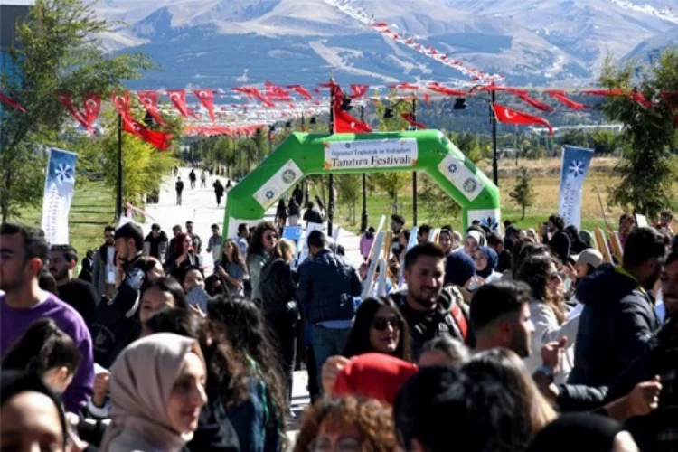 ETÜ'de yeni öğrenciler için festival tadında karşılama haberinin görseli