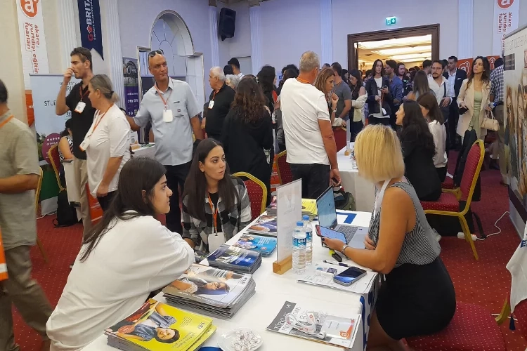 Akare Yurt Dışı Eğitim Fuarı İzmir’de: Öğrencilerden yoğun ilgi! haberinin görseli